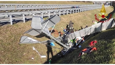 Tenta un atterraggio di emergenza, ma l'ultraleggero si schianta sull'autostrada: gravissimo il pilota