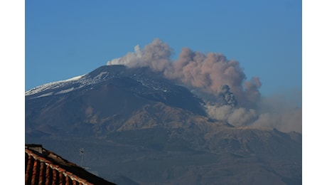 Etna, nube di cenere lavica dal cratere Voragine: è alta 4,5 chilometri