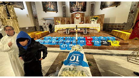 Funerale Daniele, omaggio da brividi della SSC Napoli: spuntano le maglie di tutti i giocatori | VIDEO CN24