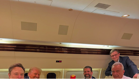 Il salutista Robert Kennedy Jr. mangia McDonald's sull'aereo di Trump