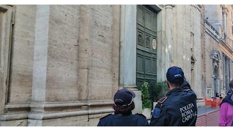 Cade cornicione di una chiesa a via del Corso, ferito un uomo