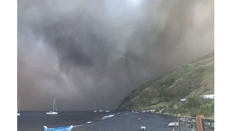 Stromboli: intensa nube di cenere lavica sulla Sciara del Fuoco