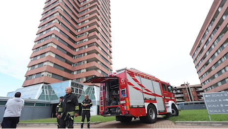 Incendio nella torre, 3 intossicati e 5 alloggi inagibili