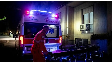 Finisce con l'auto contro un albero al centro dello spartitraffico, morto ragazzo di 26 anni