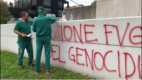 Udine, operai al lavoro per rimuovere le scritte sul palazzo della Regione: Complici del genocidio