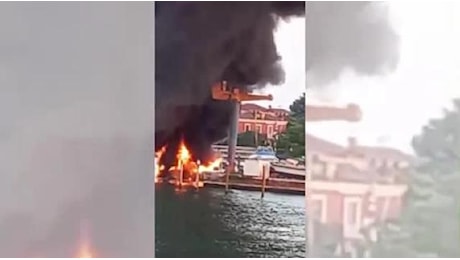 Esplosione in cantiere navale a Murano, fumo visibile da Venezia