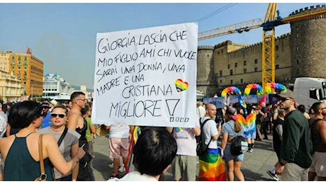 Pride a Napoli, è bagno di folla: Manfredi e Malika Ayane guidano la parata