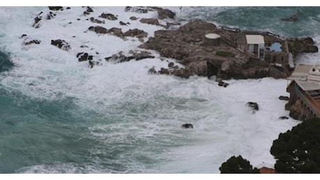 Vento forte e mare mosso, fermi aliscafi nel golfo di Napoli