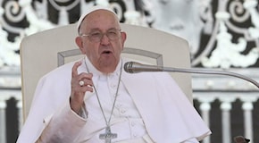 Papa Francesco sdogana la satira su Dio: «Si può ridere di lui come si scherza con chi amiamo». Poi loda l'arte dei comici