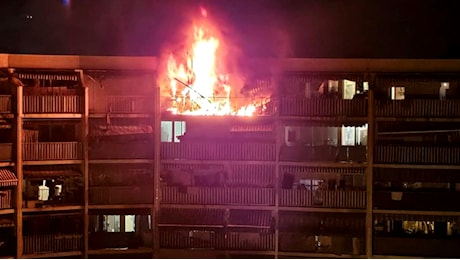 Incendio al settimo piano di un condominio, è strage: sette morti (tre bambini) tra le fiamme. Spunta l'ipotesi rogo doloso