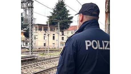 Bologna, giovane aggredisce capotreno e gli fa saltare due denti