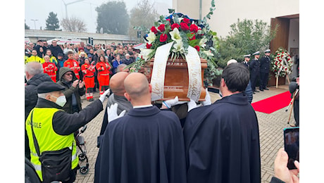 Rozzano, la città ha dato tra le lacrime il suo ultimo addio al sindaco Gianni Ferretti