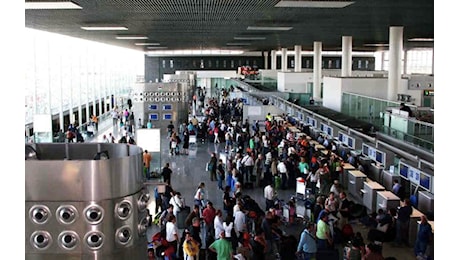 Etna in eruzione, spazio aereo chiuso all’aeroporto di Catania: voli limitati
