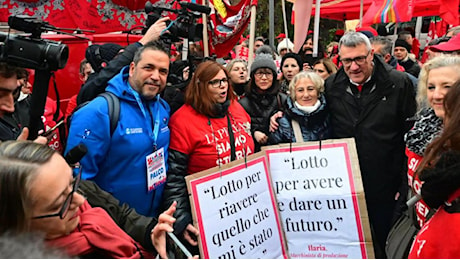 Manifestazione oggi a Bologna per lo sciopero generale, partito il corteo: “È il momento della rivolta sociale”