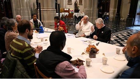 Caffè e cornetti con poveri e rifugiati, il Papa a colazione in una parrocchia di Bruxelles