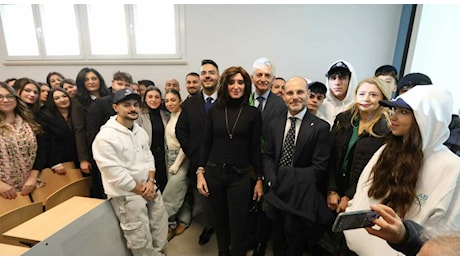 Il ministro Bernini inaugura il polo universitario: «Buone pratiche come a Caivano le replicheremo altrove»