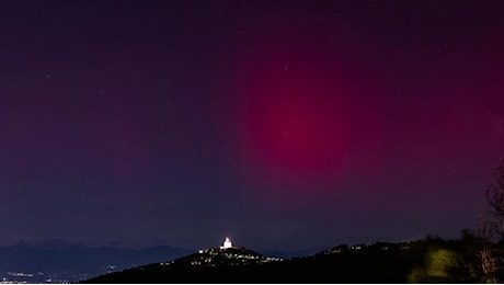 L'aurora boreale dà spettacolo nel cielo di Torino