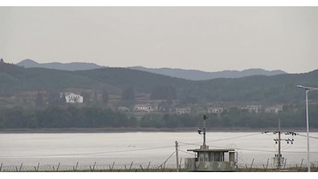 Corea del Nord distrugge strade che collegano al Sud dopo droni su Pyongyang, sparati colpi di risposta da Seul - VIDEO