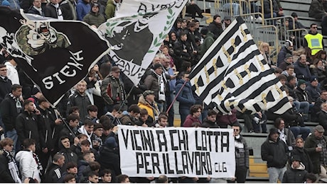 Crisi Beko protagonista al ’Franchi’. Lo striscione dei tifosi della Robur ’Vicini a chi lotta per il lavoro’