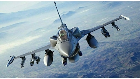 Ucraina, sotto attacco le basi aeree che (forse) ospiteranno gli F-16 della Nato: ecco perché potrebbero cambiare le sorti del conflitto