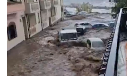 Nubifragio a Catania, strade diventano fiumi: auto e barche trascinate via - Video