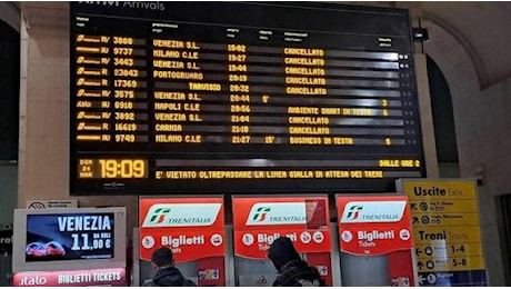 Lo sciopero dei treni dopo l'aggressione al capotreno a Genova - La diretta video