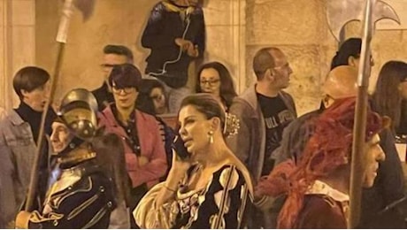 Disfida, Alba Parietti al corteo storico di Barletta con il cellulare: lei si scusa ma il suo cachet resta