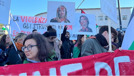 “Non una di meno”, il corteo contro la violenza di genere invade la capitale. Bruciata la foto di Valditara