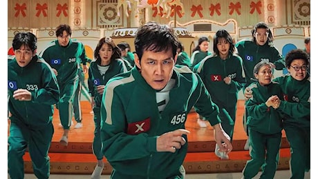 Squid Game 2 su Netflix l’attesa è finita, ma com’è? Tutto quello che sappiamo sulla seconda stagione: nuovi personaggi, una star (di Hollywood?) e l’attacco al “sistema” di Seong Gi-hun…