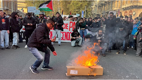 Torino, scontri con la polizia al corteo pro Palestina delle scuole superiori. Bruciato un fantoccio raffigurante Valditara