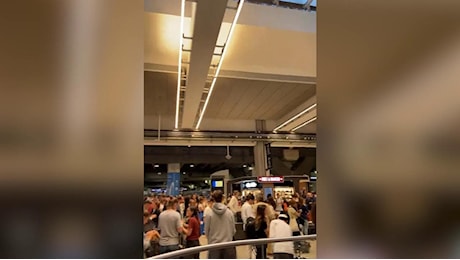 Parigi, migliaia di passeggeri bloccati dopo l'attacco alla rete ferroviaria francese