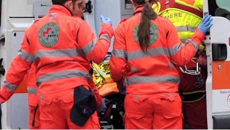Tenta di uccidersi a scuola. Salvata da una compagna
