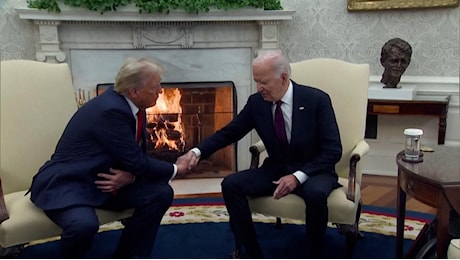 Biden riceve Trump alla Casa Bianca: la stretta di mano nello Studio Ovale