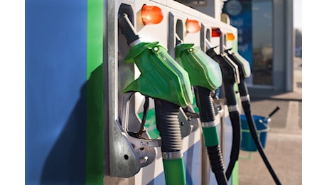 Stop benzina e diesel, UE avvisa l’Italia: la revisione resta al 2026