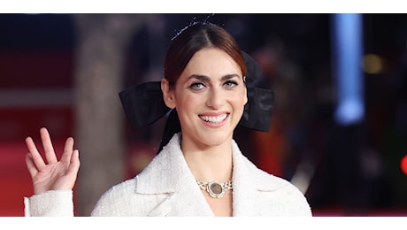 Miriam Leone, stupenda sul red capet con il cappotto bianco Chanel per la moda Autunno 2024