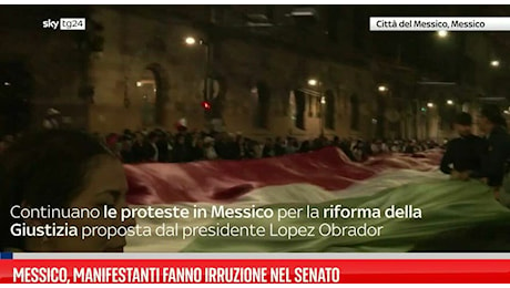 Messico, irruzione manifestanti in Senato