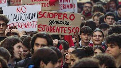 Sciopero generale, in migliaia al corteo torinese. A rischio trasporti, scuola e ospedali