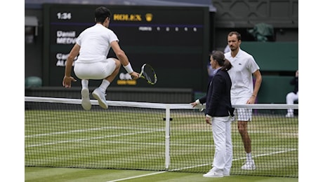 Wimbledon, Daniil Medvedev rischia la squalifica nel primo set: cosa è successo nella semifinale contro Alcaraz
