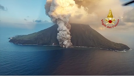 Prosegue l'eruzione di Stromboli, INGV: flussi piroclastici, nube di vapore e cenere