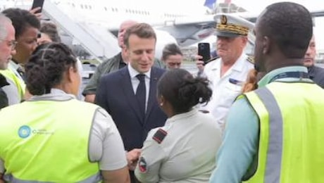 Macron arrivato a Mayotte, l'isola francese devastata dal ciclone