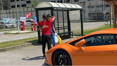 Baby Gang lascia il carcere di Busto Arsizio e va ai domiciliari su una Lamborghini: “La legge italiana non funziona”