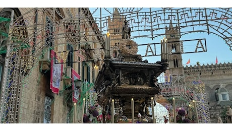 L'urna con le reliquie di Santa Rosalia per le strade di Palermo, in migliaia al corteo dalla Cattedrale a piazza Marina