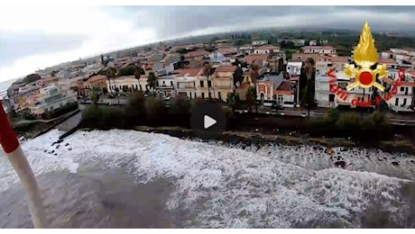 Alluvione nel Catanese, auto in mare: elicottero in volo, il VIDEO